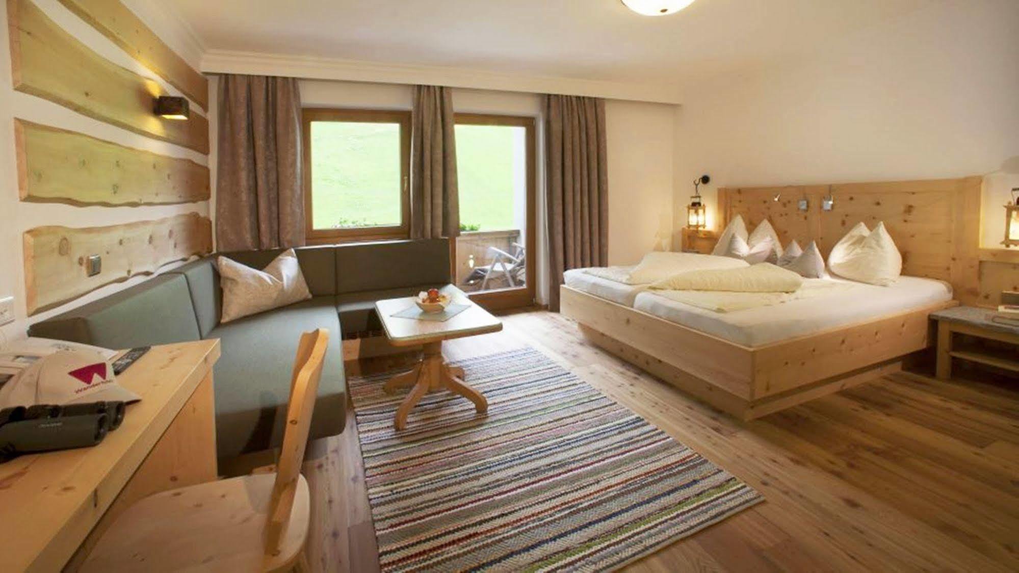 Natur- & Wanderhotel Tuxertal Bagian luar foto