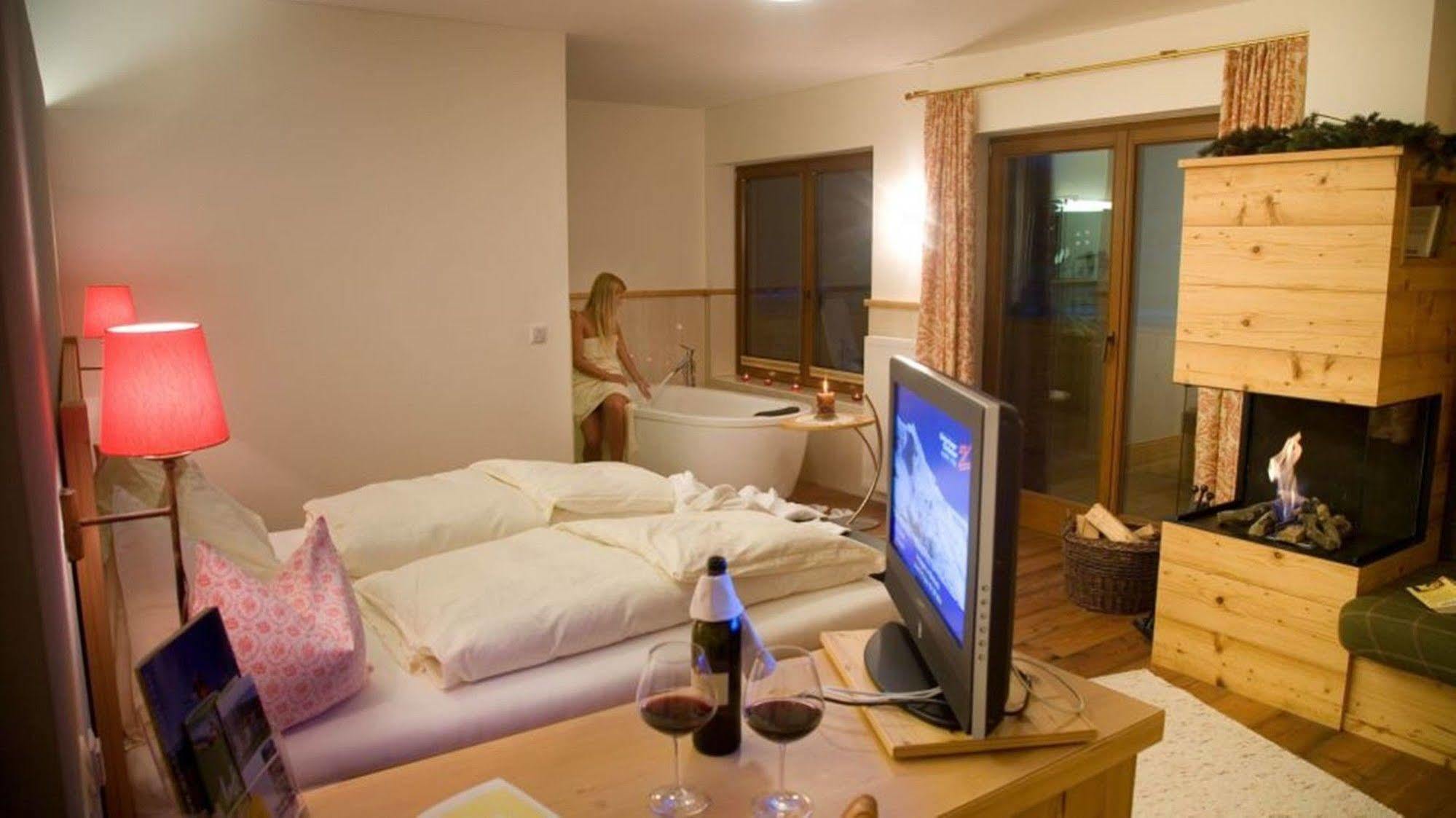 Natur- & Wanderhotel Tuxertal Bagian luar foto